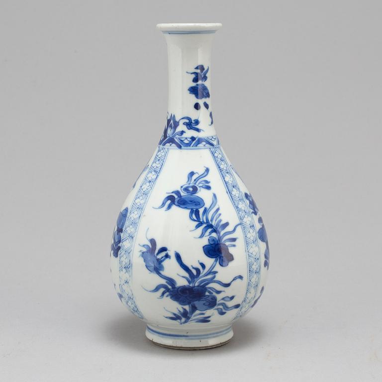 A blue and white bottle vase, Qing dynasty, Kangxi (1662-1722).