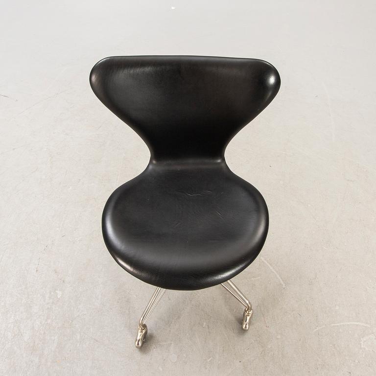 Arne Jacobsen, skrivbordsstol, 'Sjuan', Fritz Hansen, Danmark, 1900-talets andra hälft.