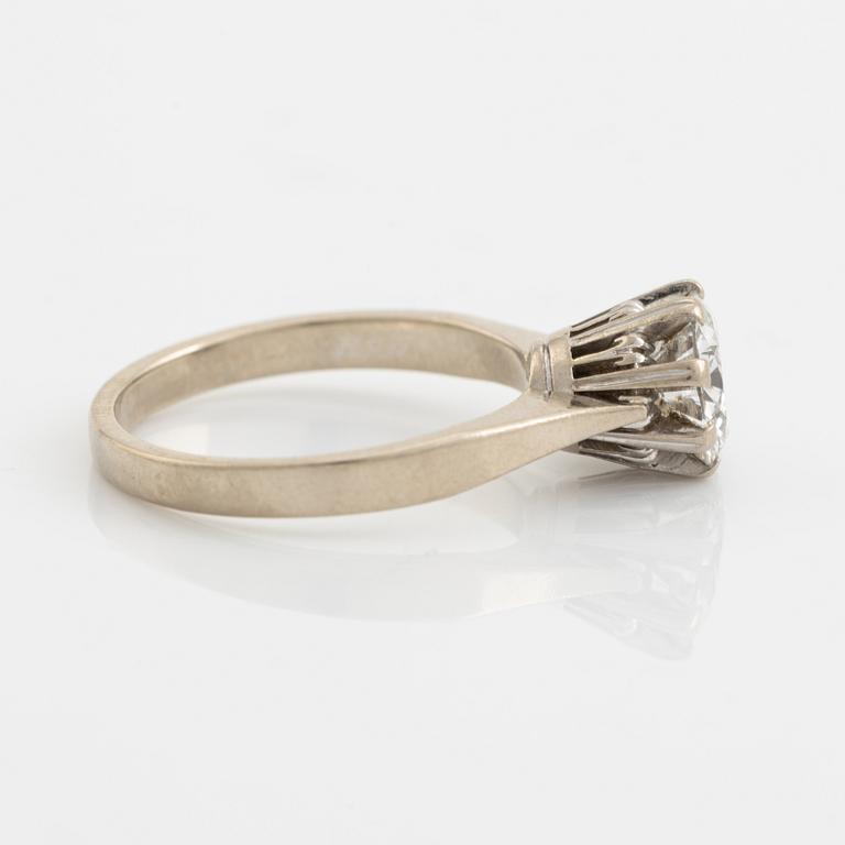 18K white gold and brilliant cut diamond solitaire ring, 1,29 ct.
