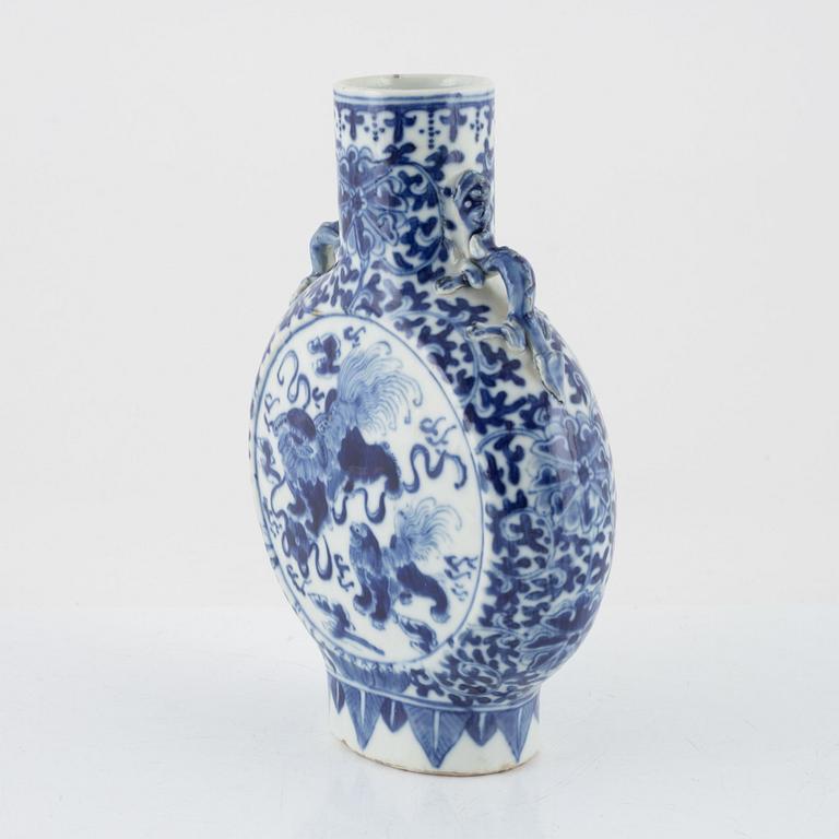 A blue and white porcelain moon flask, China, Qing Dynasty, 19th century.