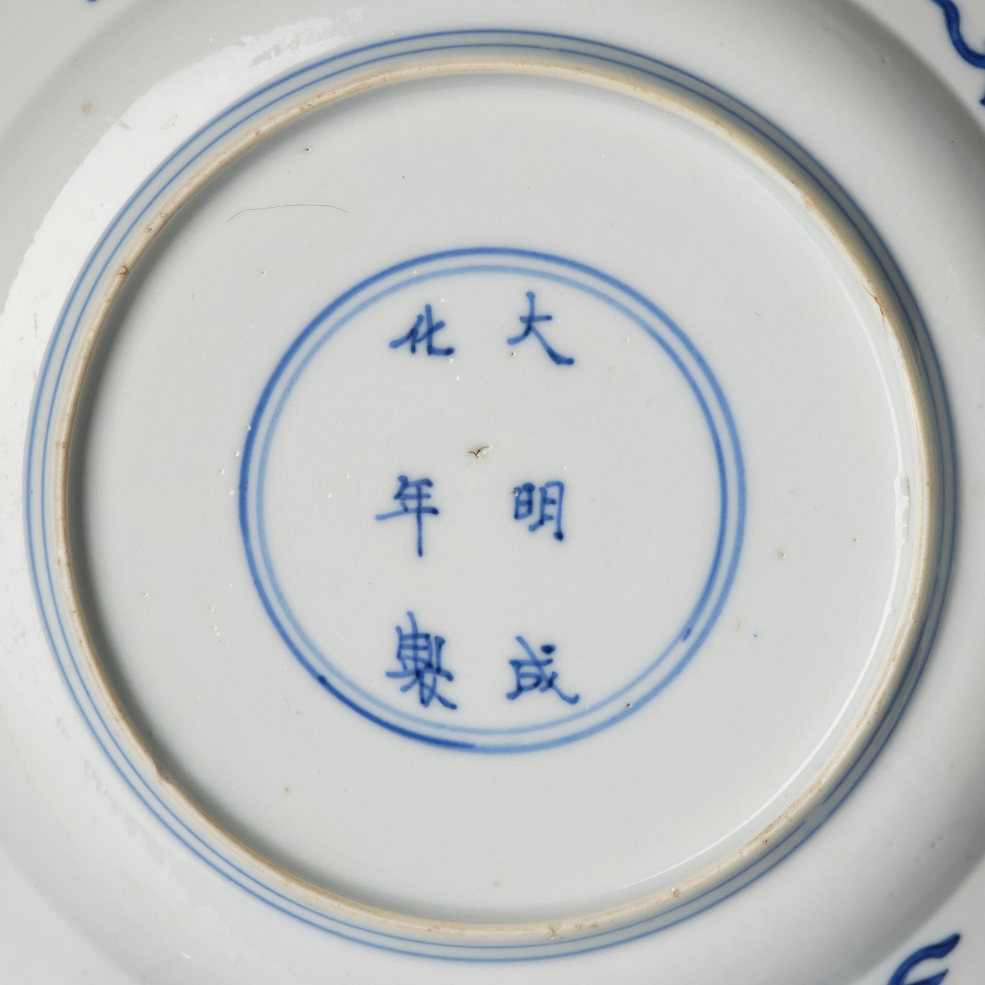 A pair of blue and white 'dragon' dishes, Qing dynasty, Kangxi (1662-1722).