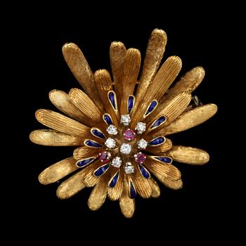 BROSCH, 18k guld med briljantslipade diamanter samt fasettslipade rubiner och blå emalj. Vikt 26 g.