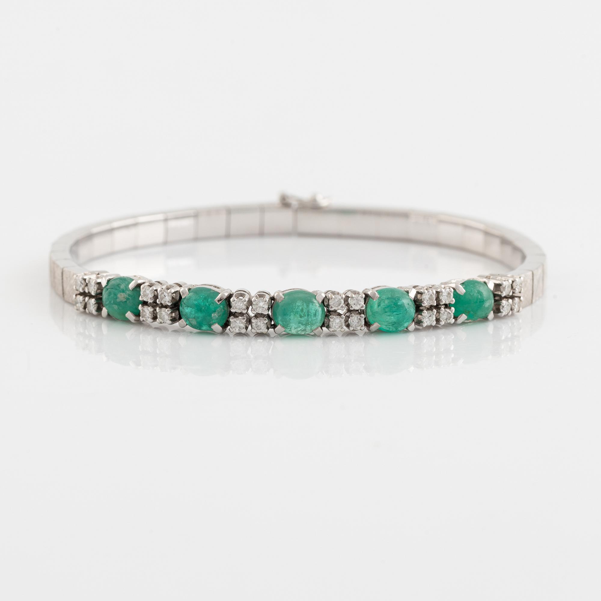 Bracelet, white gold with cabochon-cut emeralds and brilliant-cut diamonds.