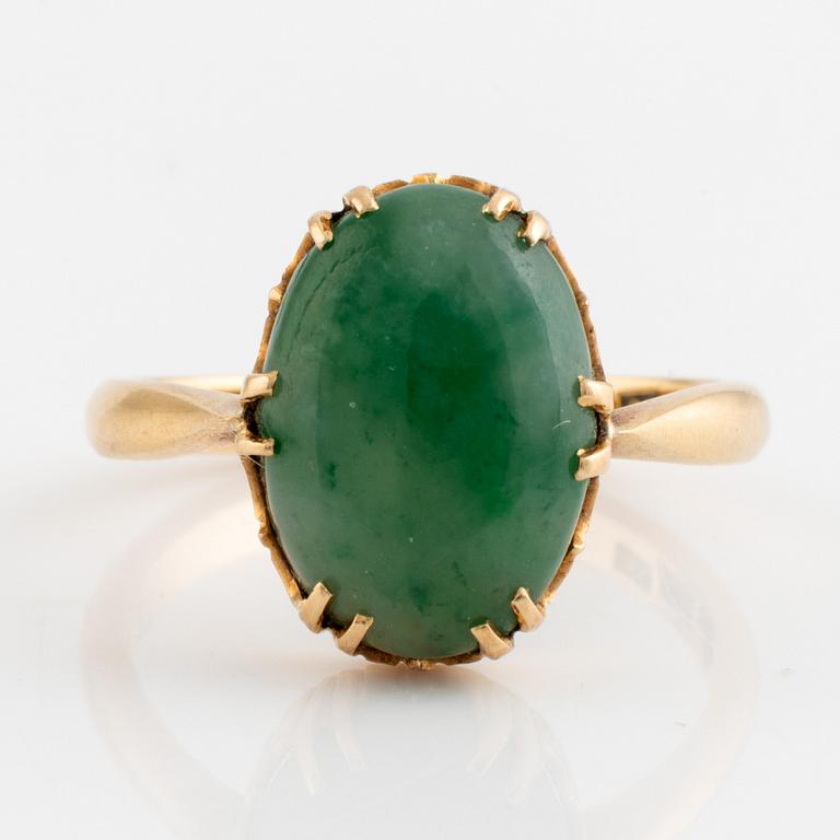 Ring, 18K guld med cabochonslipad grön sten.