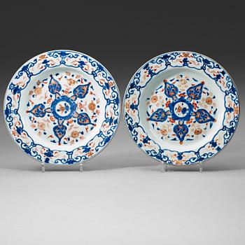 245. A pair of imari dishes for the persian market, Qing dynasty, Kangxi (1662-1722).