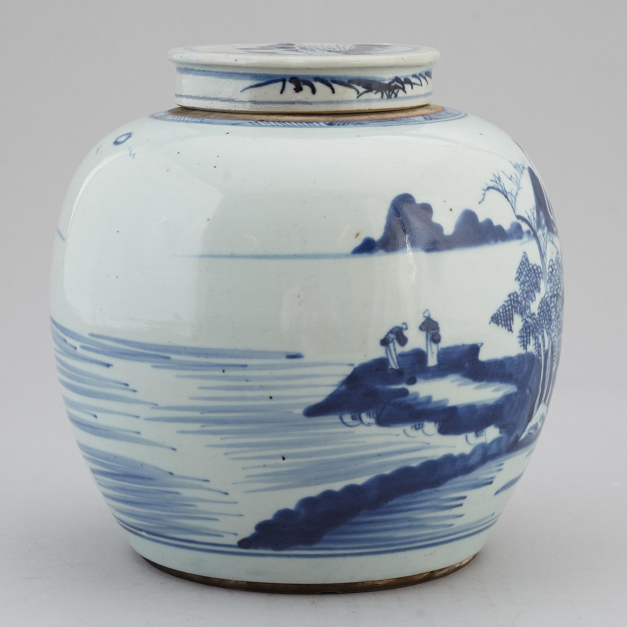 A large blue and white jar with cover, Qing dynasty, Qianlong (1736-95).