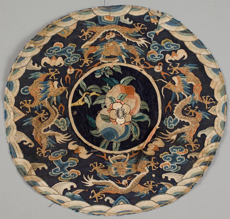 BRODERIER, 12 delar, bl.a. i siden. Kina, 1800/1900-tal.