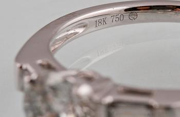 RING, 18K vitguld med briljantslipad diamant ca 1.05 ct samt 2 baguettslipade diamanter ca 0.17 ct. Vikt 3,2 gram.