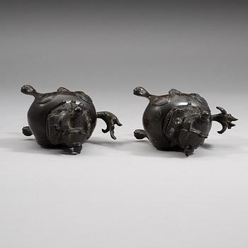 A pair of censers in the shape of buddhist lions, Qing dynasty, 19th Century.