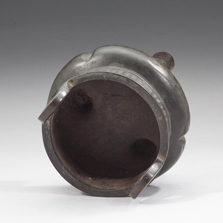 A bronze tripod censer, Qing dynasty (1644-1912).