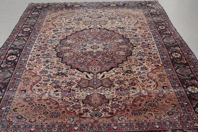 Matto, an antique Teheran probably, ca 317,5-319 x 206,5-215,5 cm.