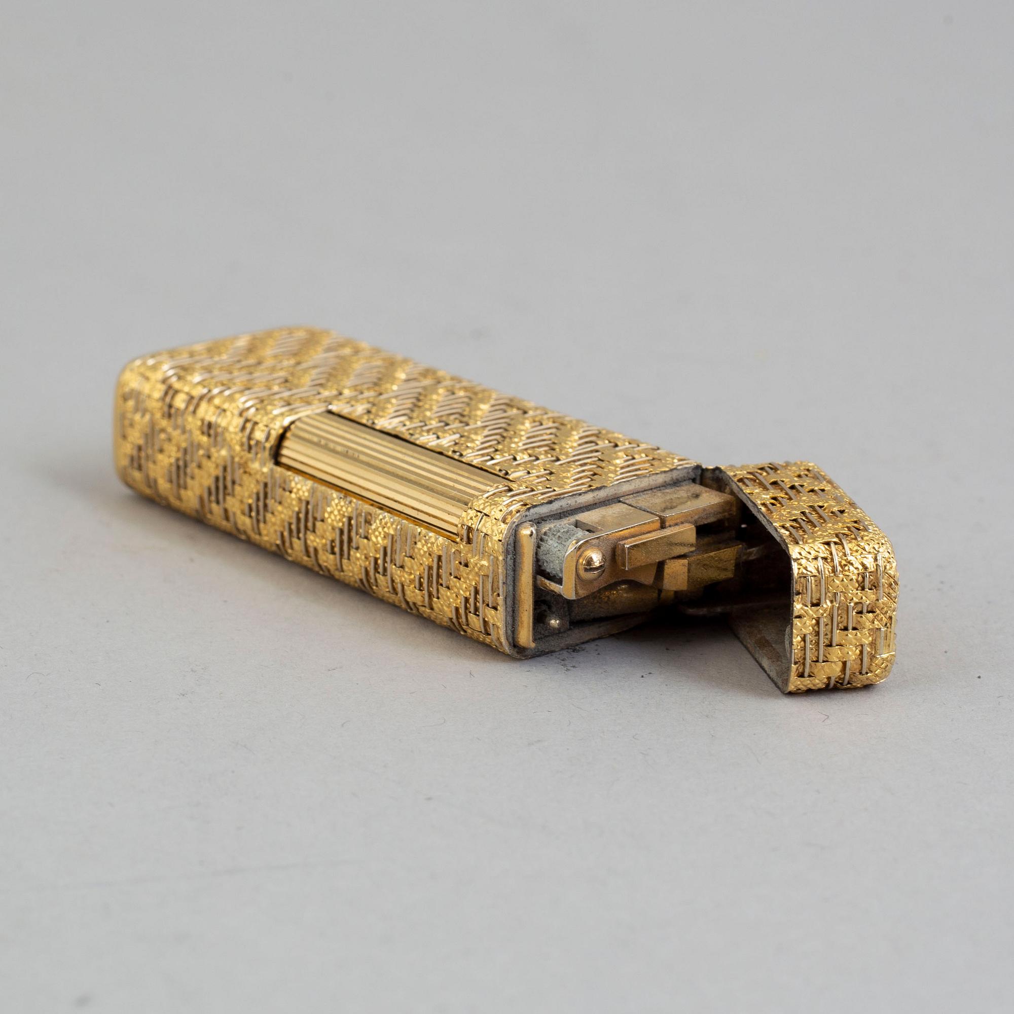 A Dunhill gold plated lighter.