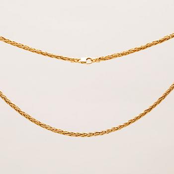 Necklace herringbone chain in 18K gold.