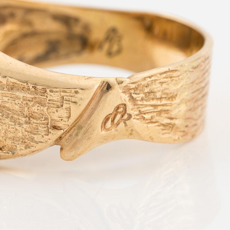 Ring, 18K guld med briljantslipade diamanter.