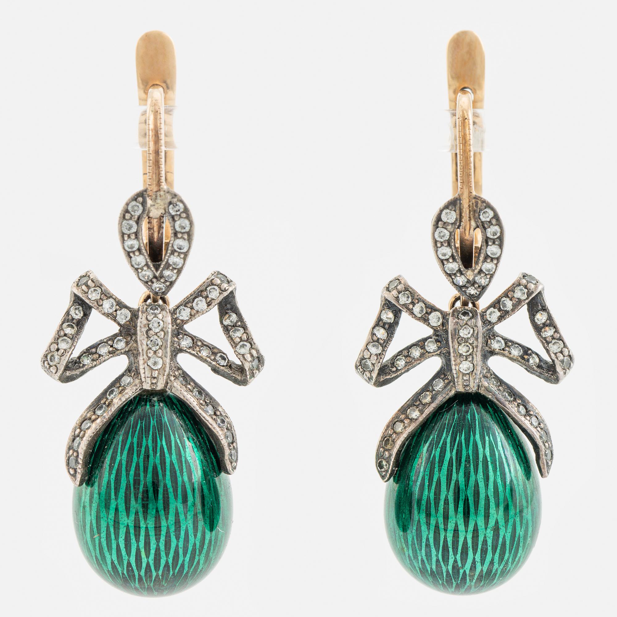 Örhängen ett par emalj/silver och 14K guld med vita stenar.