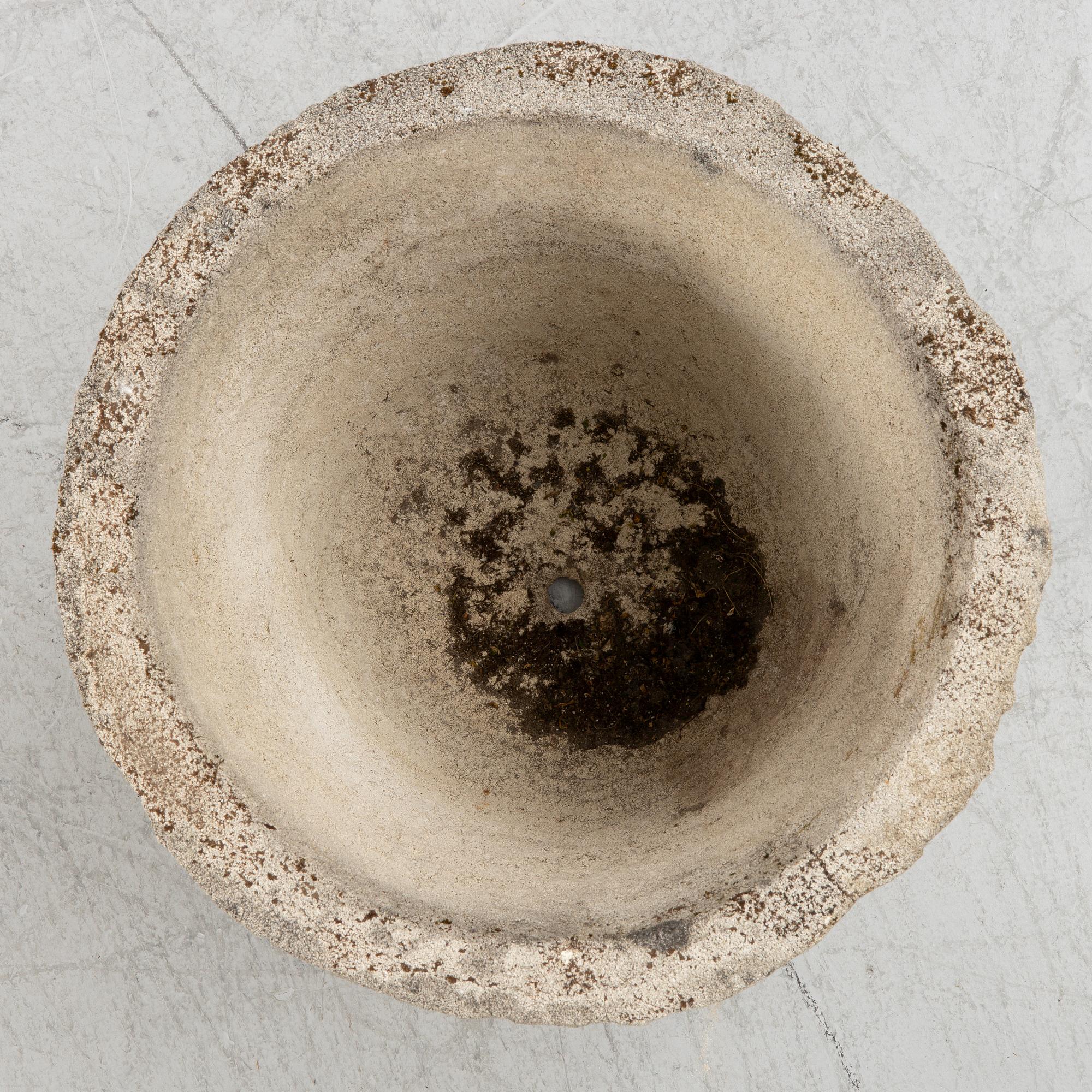 A garden urn, late 20th century.