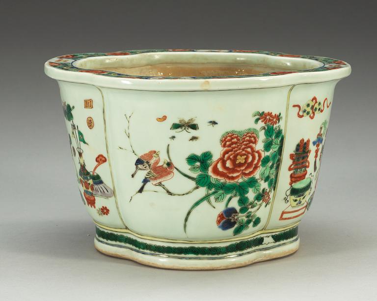 A famille verte flower pot, Qing dynasty (1644-1912).