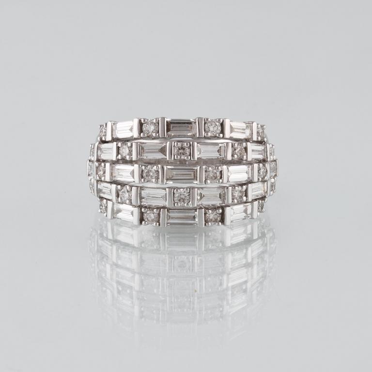 RING, 18K vitguld med 22 briljantslipade och 19 baguettslipade diamanter ca 2.26 ct. Vikt 11,1 gram.
