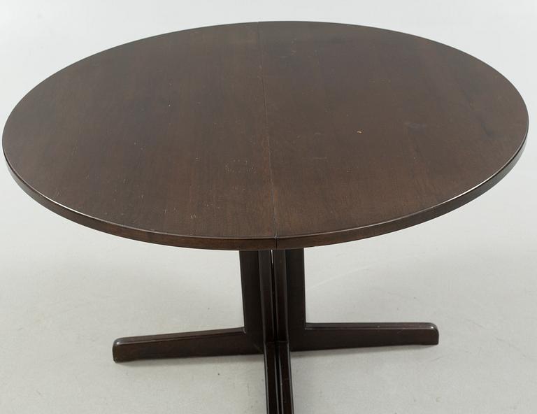 A diningroom furniture set of 7 pieces by Thonet from the second half of the 20th century.