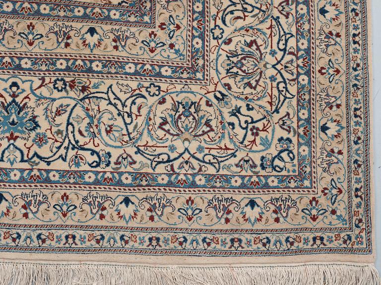 SEMI-ANTIQUE/OLD NAIN. 442,5 x 306,5 cm (as well as 1 cm flat weave at each end).