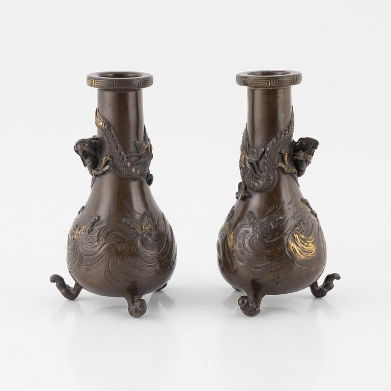 A pair of bronze vases, Japan, Meiji (1868-1912). Signed.