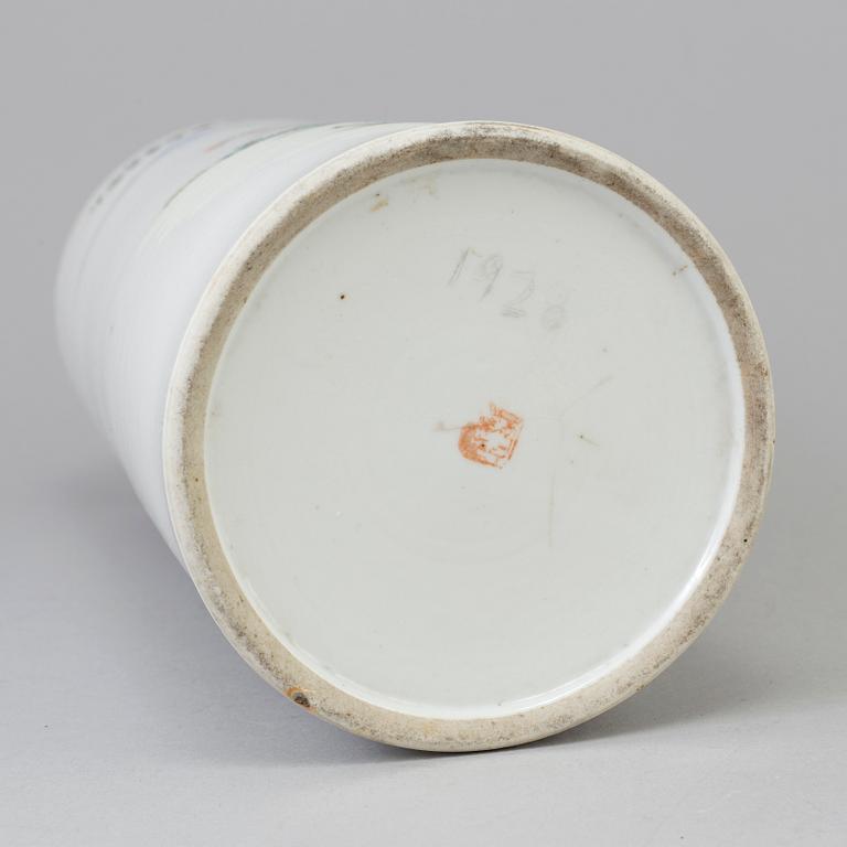 A Chinese famille rose porcelain hat stand, early 20th century.