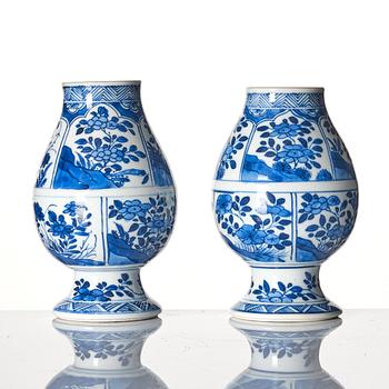 A pair of blue and white vases, Qing dynasty, Kangxi (1662-1722).