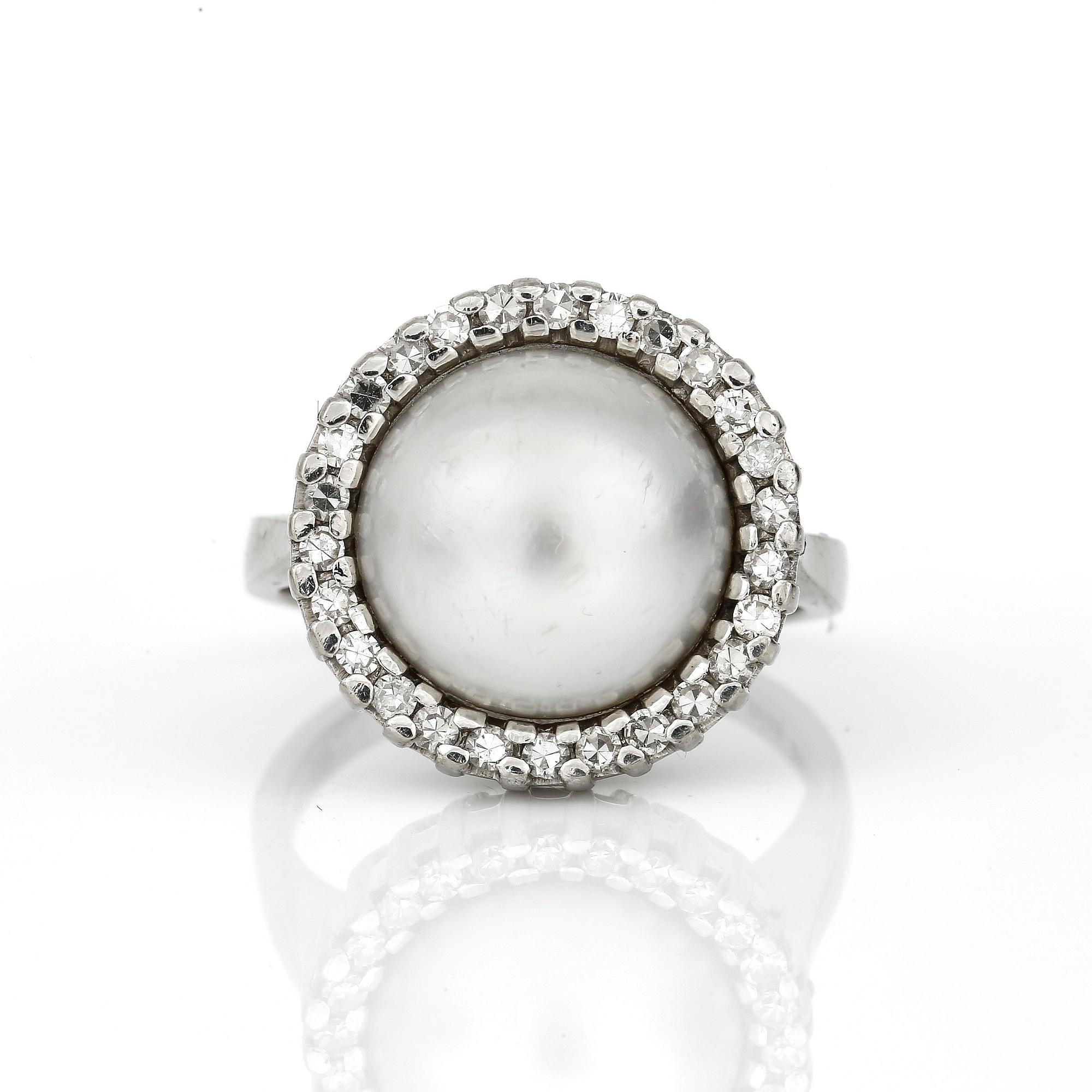 RING, med oäkta pärla och briljantslipade diamanter totalt ca 0,36 ct, Markströms, Uppsala, 1971.