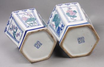 LOCKURNOR, ett par, porslin, Kina sent 1900-tal.
