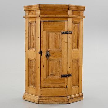 HÖRNSKÅP, allmoge, 1700-tal.