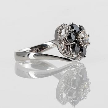 DIAMANTRING, 14K vitguld. Vikt 6,19 g. Intyg.