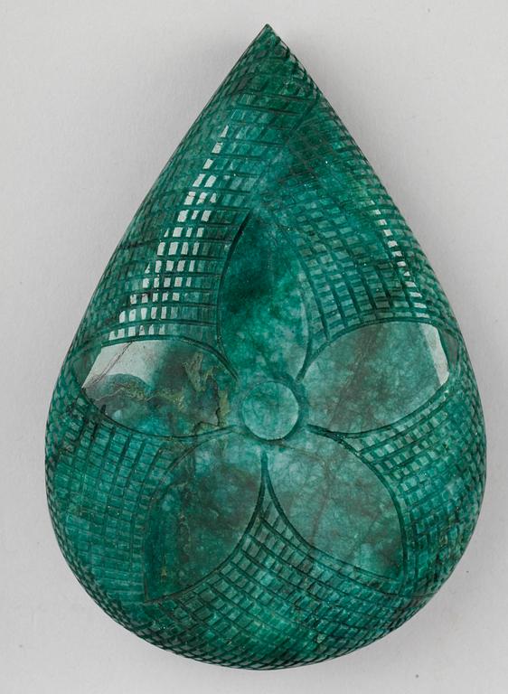 NATURLIG SMARAGD, droppformad med skuren dekor. Ca 1895ct enligt certifikat. Certifikat GLI medföljer.
