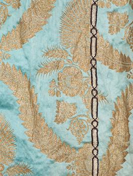 A TURKISH ROBE/KAFTAN, silk. Height 130,5 cm. Around 1900.