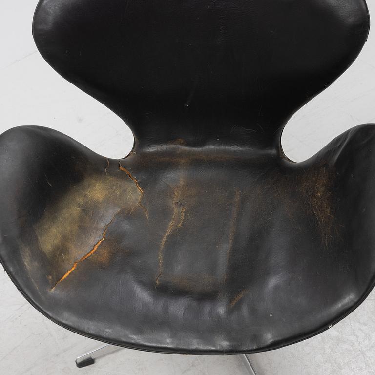 Arne Jacobsen, a 'Svanen' lounge chair from Fritz Hansen, 1960's.