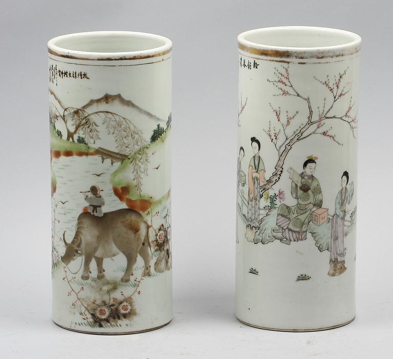 VASER, 2 st. Porslin, Kina.