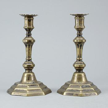 LJUSSTAKAR, ett par, mässing. Bär franska stämplar, 1700/1800-tal.