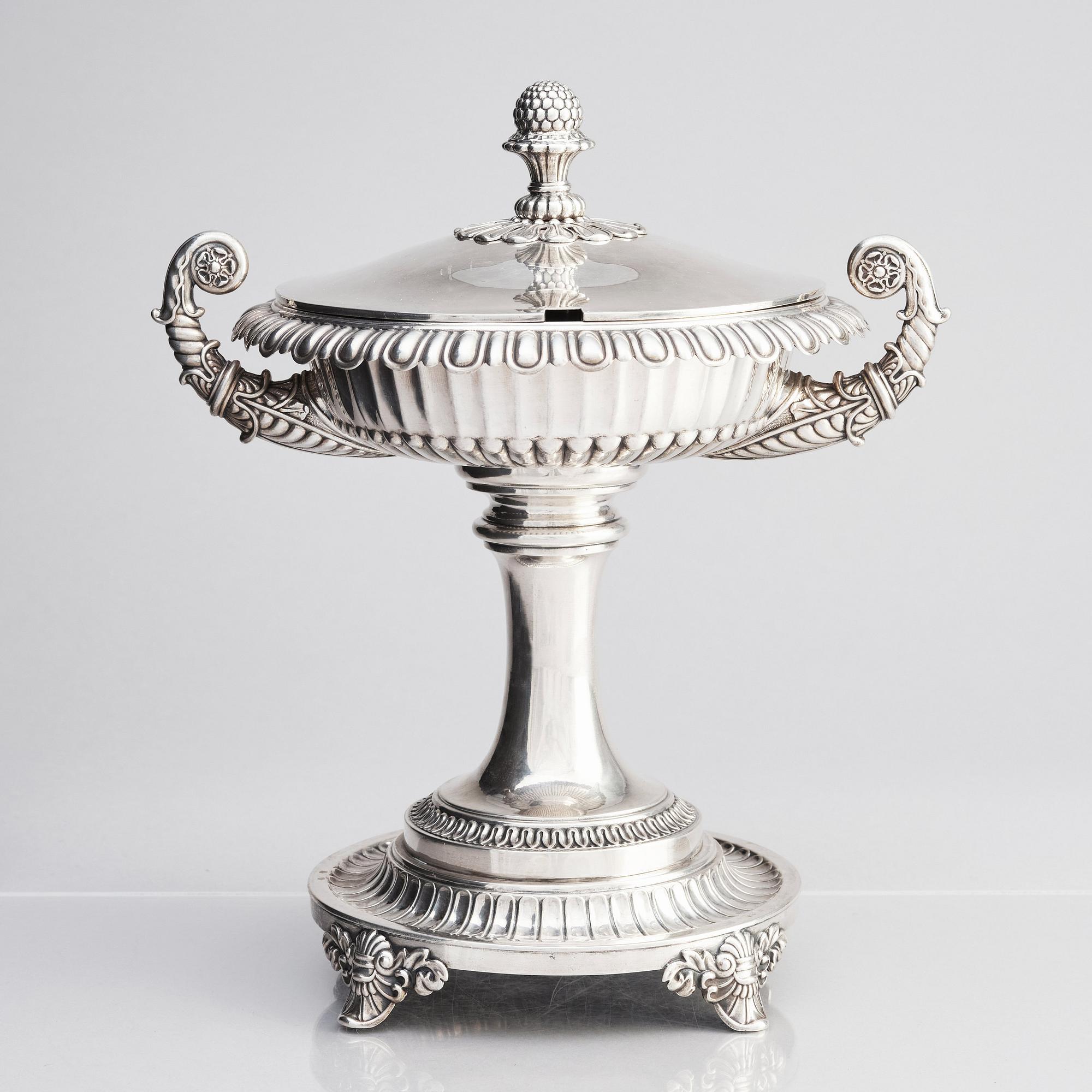 A Swedish Empire silver sugar bowl with lid, mark of Adolf Zethelius Stockholm 1833.