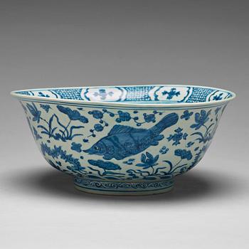 652. A large blue and white bowl, Ming dynasty (1368-1644).