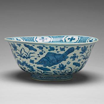 652. A large blue and white bowl, Ming dynasty (1368-1644).