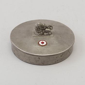 ANNA PETRUS, troligen. Ask med lock, tenn, CG Hallberg, Stockholm, 1934.