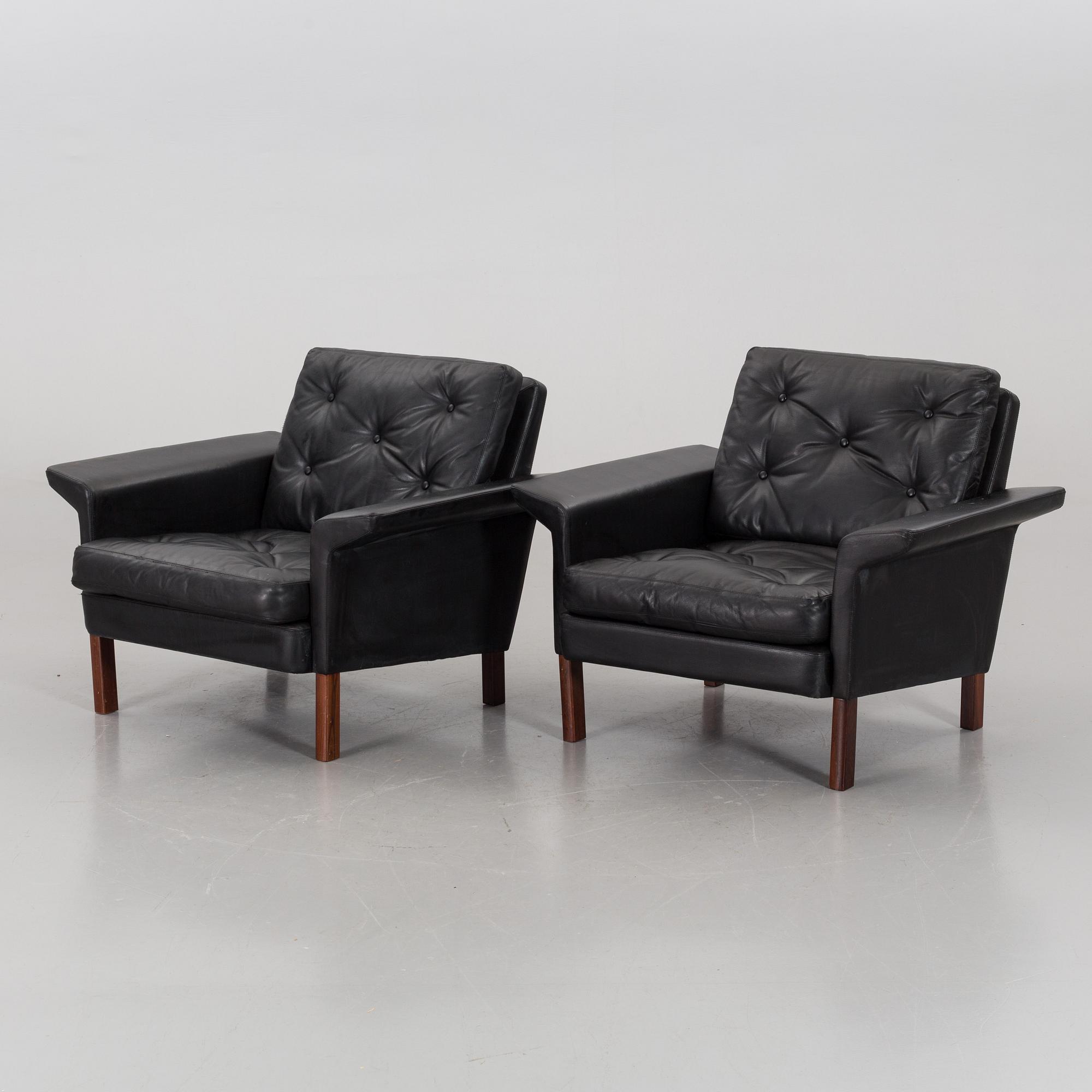 A PAIR OF BLACK LEATHER EASY CHAIRS, 1960's/1970's.