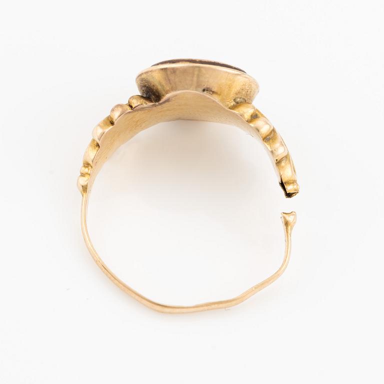 Fredrick Adolf Eckstein, ring, 18k gold and cut stone, Stockholm, first half of the 19th century.