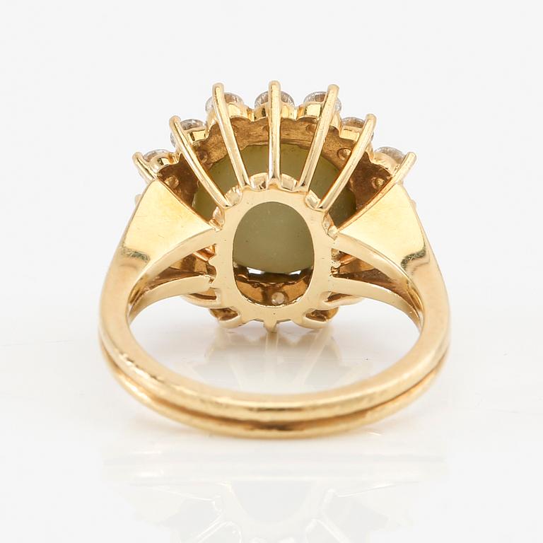 Ring 18K guld med cabochonslipad chrysoberyl med kattöga samt runda briljantslipade diamanter.
