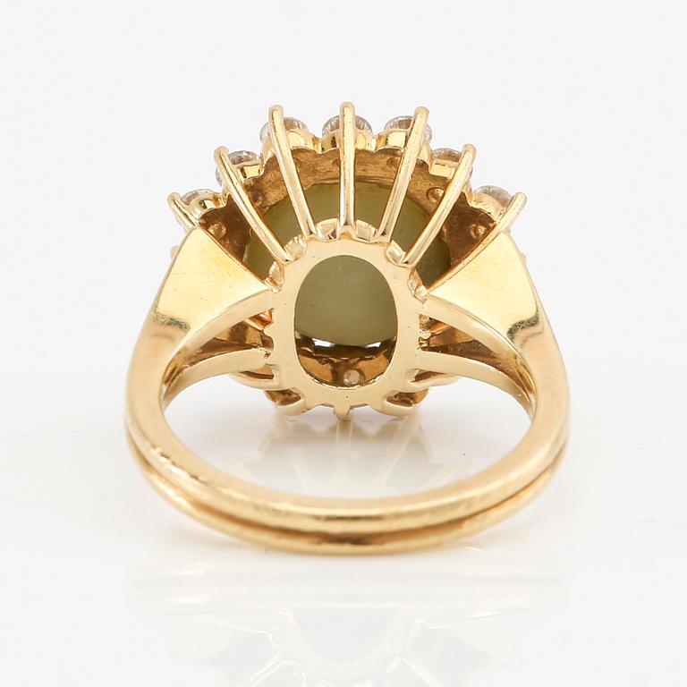 Ring in 18K gold with cabochon-cut cat's eye chrysoberyl and round brilliant-cut diamonds.