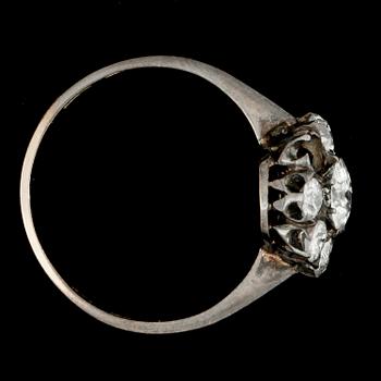 RING, 18k guld med gammalslipade diamanter tot ca0,71ct. EHK, Stockholm, 1916. Vikt 2,2g.