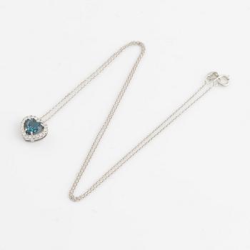 Collier med hjärtformad blå topas och briljantslipade diamanter.