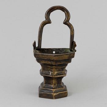 AN 18TH CENTURY BRONZE HOLY WATER CONTAINER.