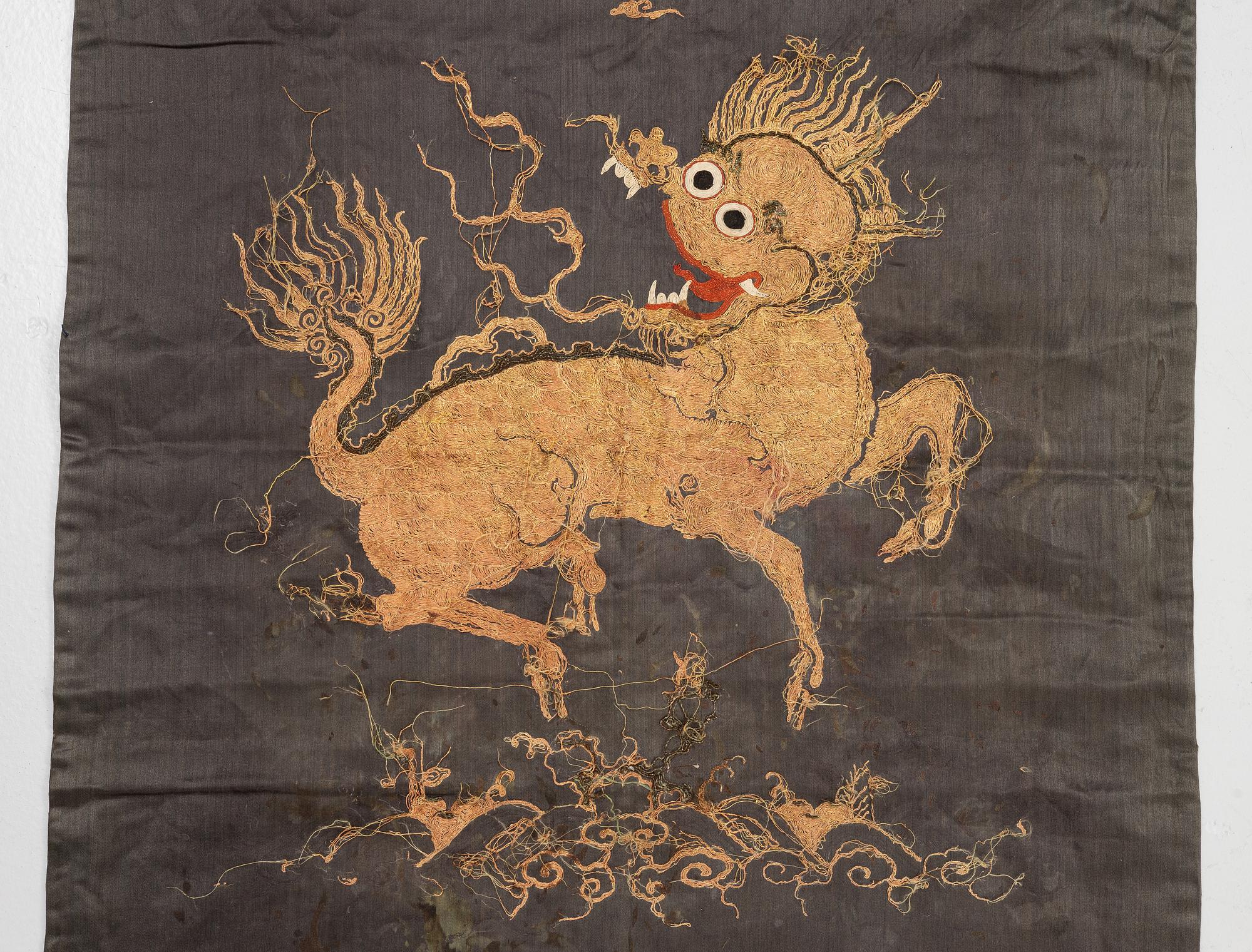A Chinese emboridered silk chair cover, Qing dynasty, 19th century.