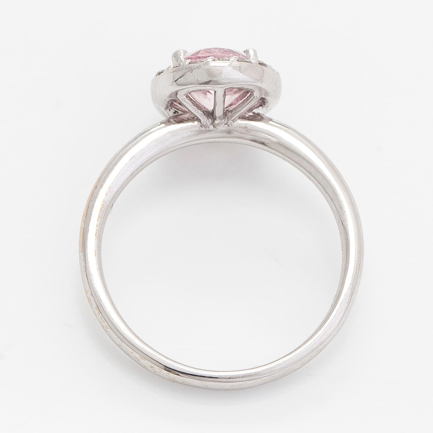 Ring, 18K vitguld med en oval morganit och diamanter ca 0.20 ct totalt.