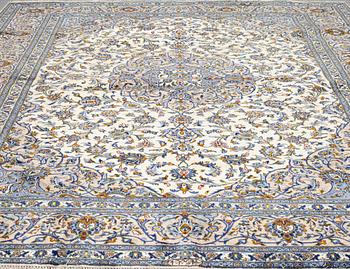 A CARPET, Kashan, ca 389 x 292 cm.